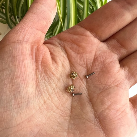 Gold & Crystal Studs - Picture 6 of 7